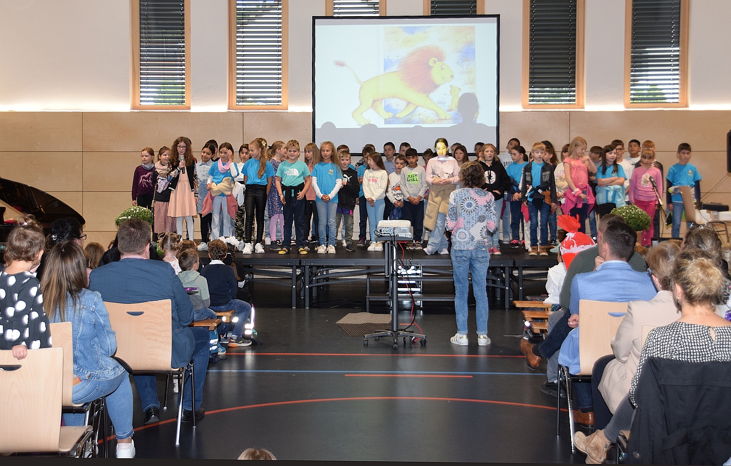 Foto mit Vorführung der Viertklässler-Paten